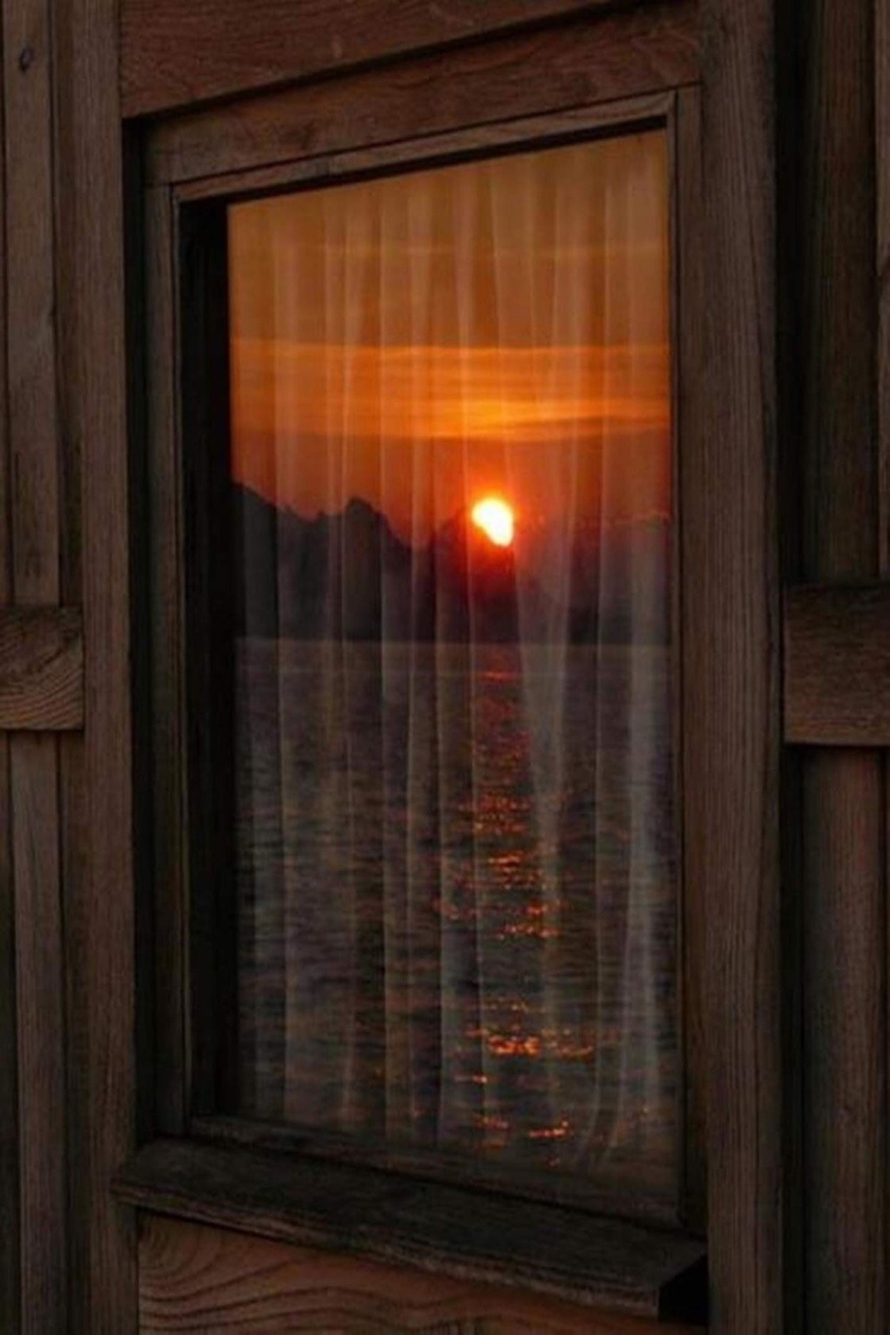 Вечер свет в окне. Свет в окне. Вечернее окно. Отражение солнца в окне. Солнце в окне.