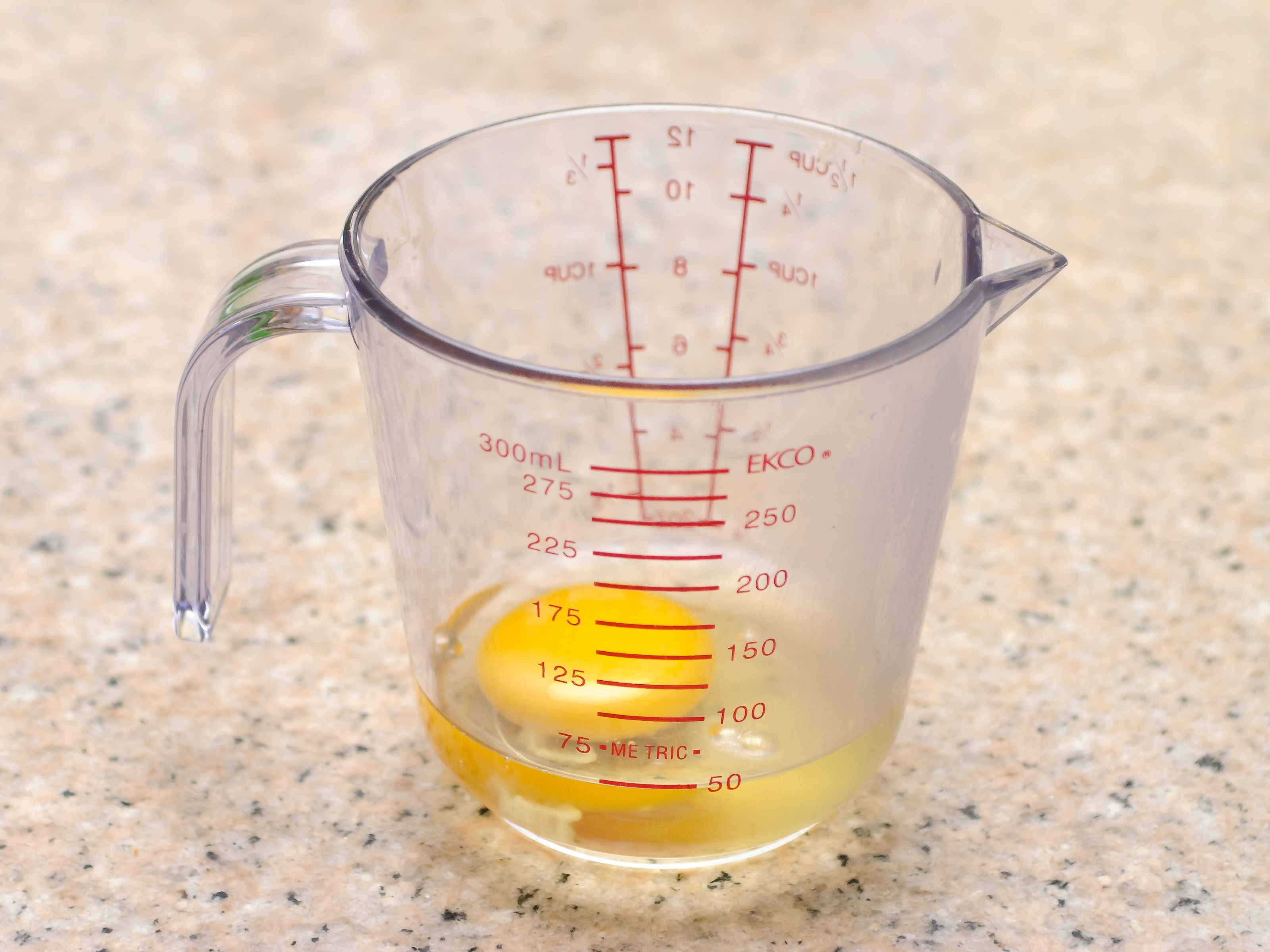 1 яйцо в мл. 2 яйца добавьте в мерный стакан. Объем яйца куриного в мл. Вес куриного яйца с0. Калории в яйце вареном с 0.