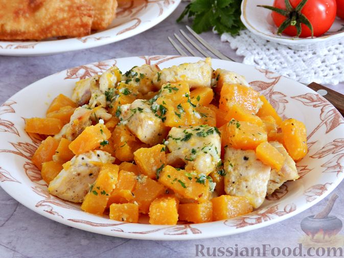 Тыква с филе курицы. Куриная грудка с тыквой. Тыква с филе курицы. Тыква с филе курицы. Куриное филе с тыквой в духовке.