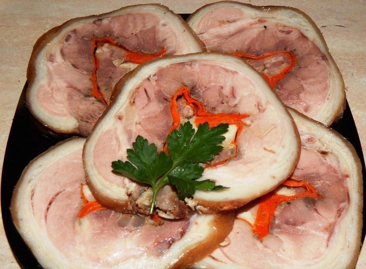 Рулет из рульки свиной вареный. Рулет изсвинной рульки. Рулет из свиной рульки. Рулетики из свиной рульки