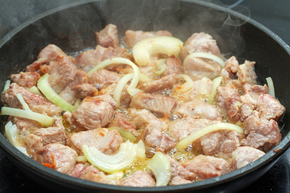 Жареная свинина на сковороде кусочками с луком. Мясо на сковороде свинина с луком. Мясо с луком на сковороде. Жареная свинина на сковороде с луком. Жареное мясо с луком.