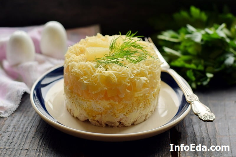 Салат с курицей, ананасом, сыром и грецкими орехами слоями — рецепт с фото пошагово