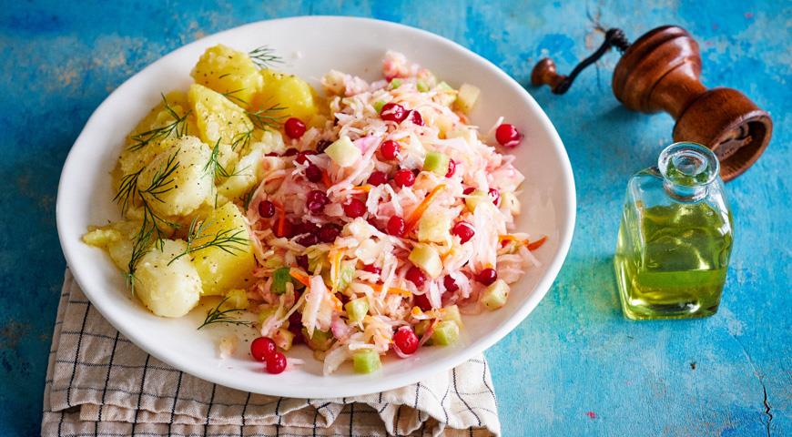 Салат из кальмаров с яблоками и клюквой