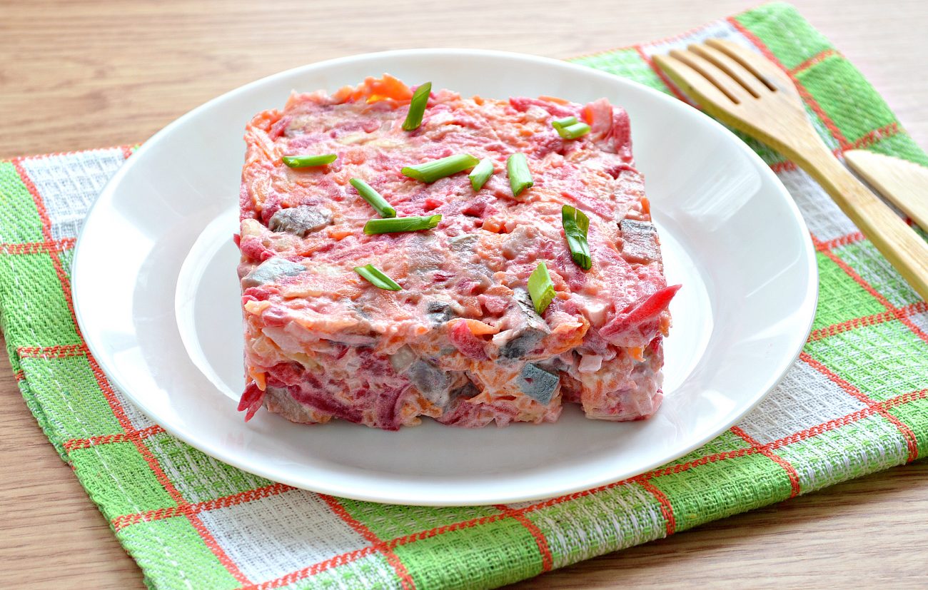 ленивая селедка под шубой. салат лентяй. закуска фаршированные яйца "под шубой". яйца фаршированные сельдью. салат под шубой.