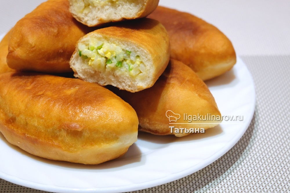 Пирожки с луком и яйцом жареные