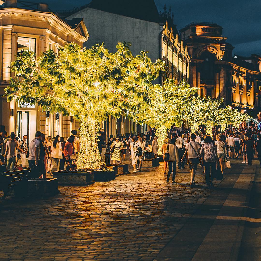 Favourite moscow. Европейские улицы в Москве. Moscow place улица. Композиция улицы Москвы.