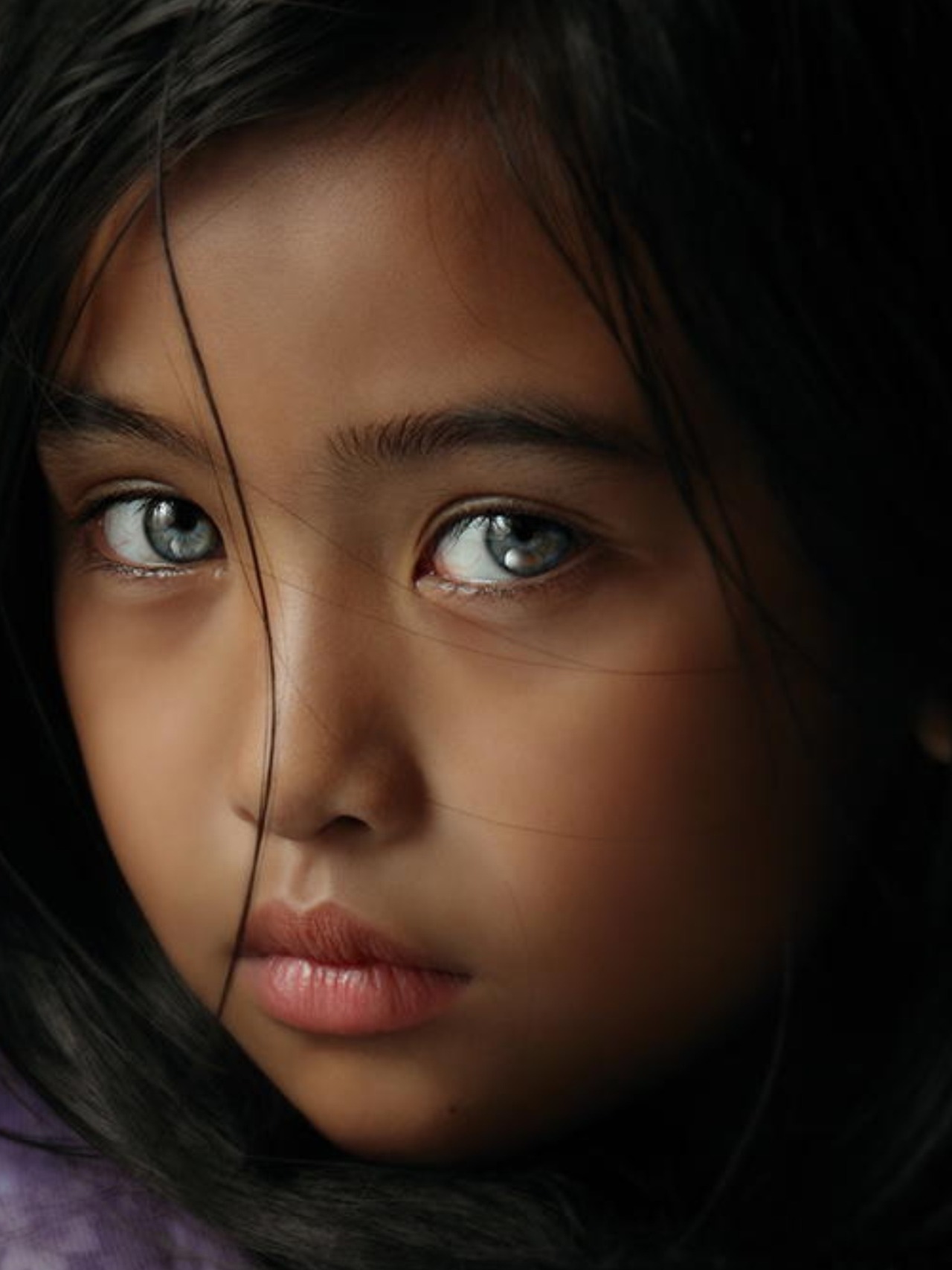 Экзотические дети. Красивые глаза. Девочка с красивыми глазами. Азиатки со светлыми глазами. Смуглые люди с голубыми глазами.