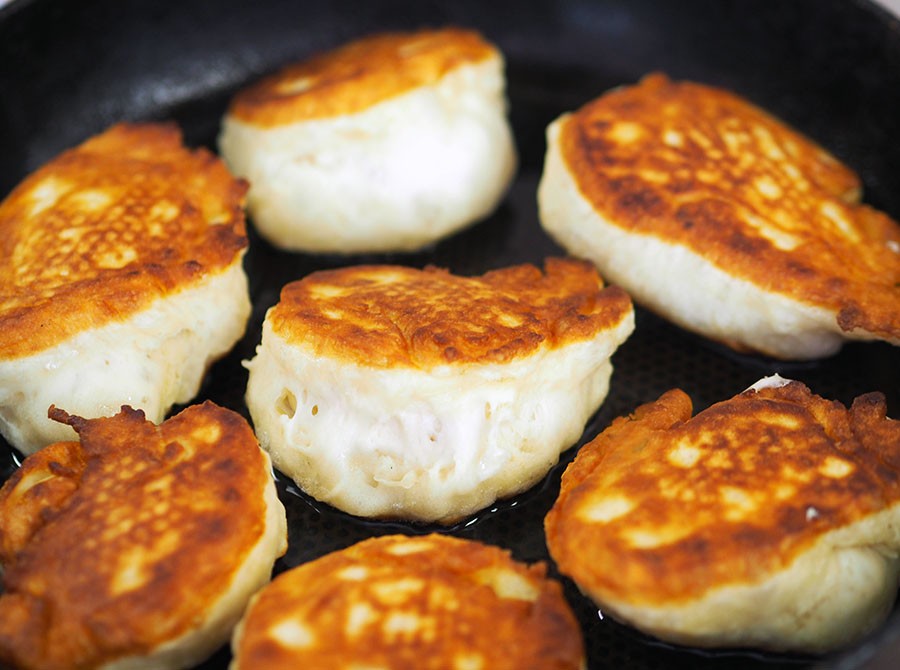 бабушкины оладушки. оладушки без яиц. оладушки на кипятке. оладьи как пух на кефире. оладьи на молоке пышные без дрожжей.