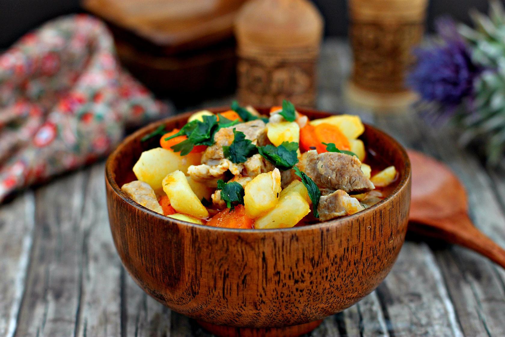 Жаркое по домашнему в мультиварке рецепт. Жаркое по домашнему в мультиварке рецепт. Жаркое по домашнему в мультиварке рецепт. Гуляш рагу. Жаркое по домашнему в мультиварке рецепт.