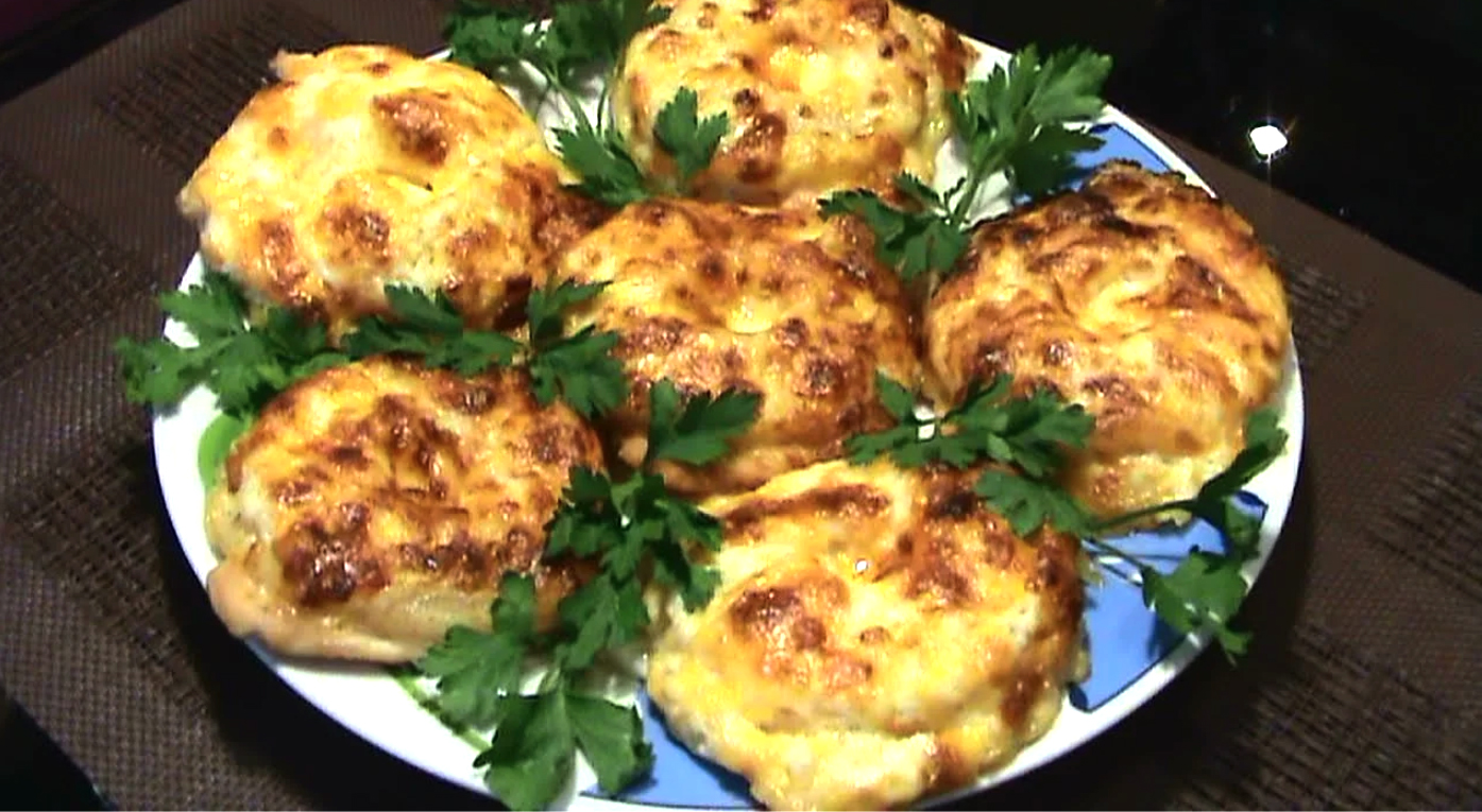 Ананас с сыром в духовке. Филе куриное с ананасом под сыром. Курица с ананасами в духовке под сыром. Курица в духовке с ананасами и сыром. Куриное филе с ананасами и сыром в духовке.