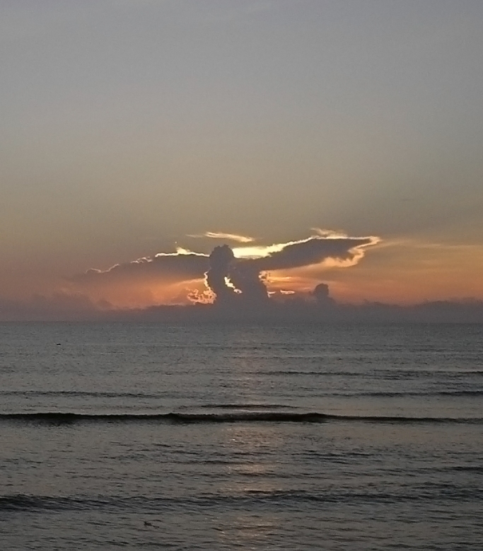 Облака бегут над морем значение. Облака над морем. Ангел над морем. Глаза над морем. Облако в форме птицы.