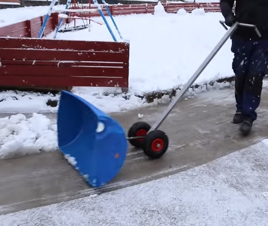 Как сделать практичный и удобный скребок для снега из доступных материалов