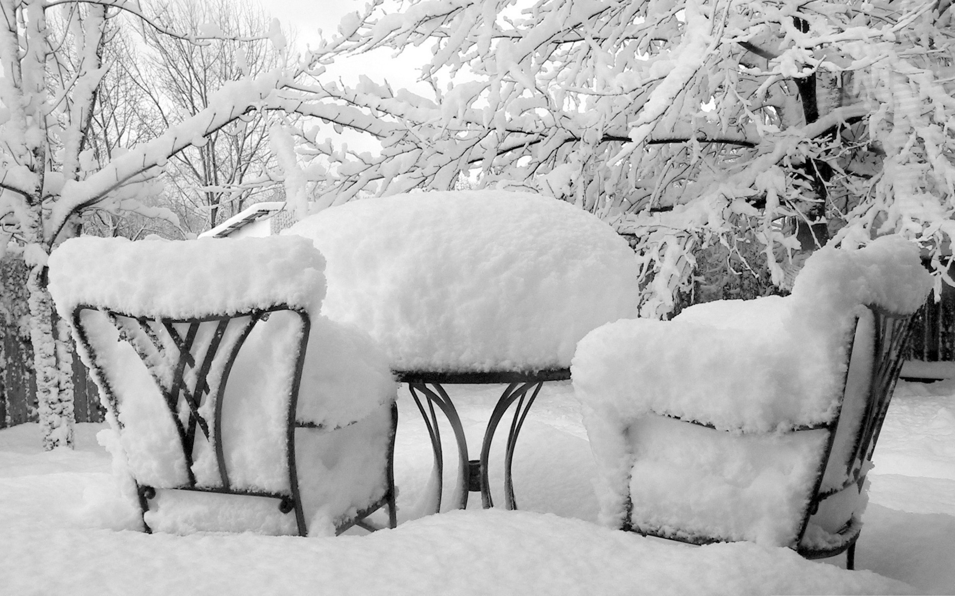 Самой толстой снежной шубой накрывал. Зима в саду. Зима картинки. Скамейка зимой. Скамейка под снегом.