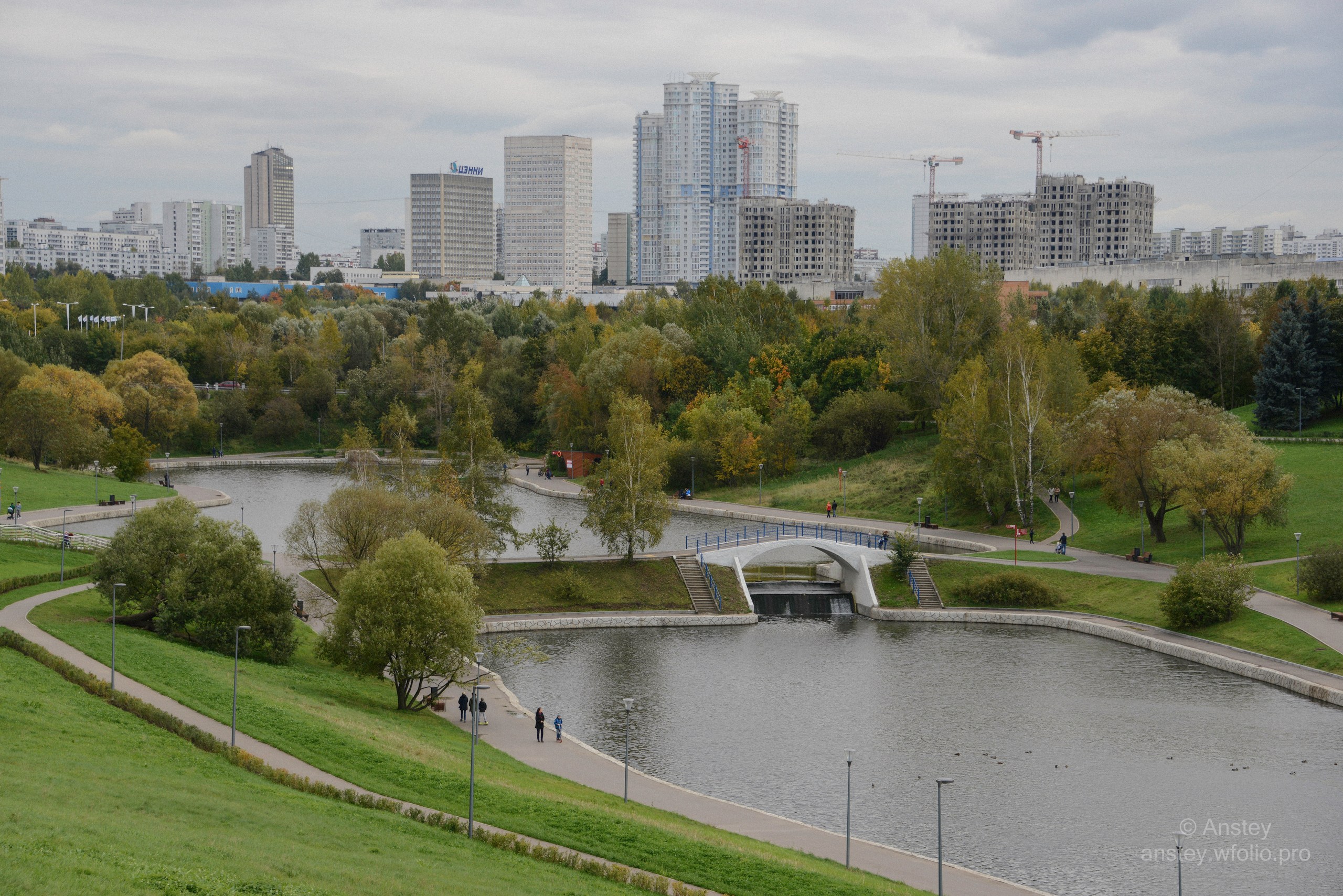 Парк олимпийской деревни батуты