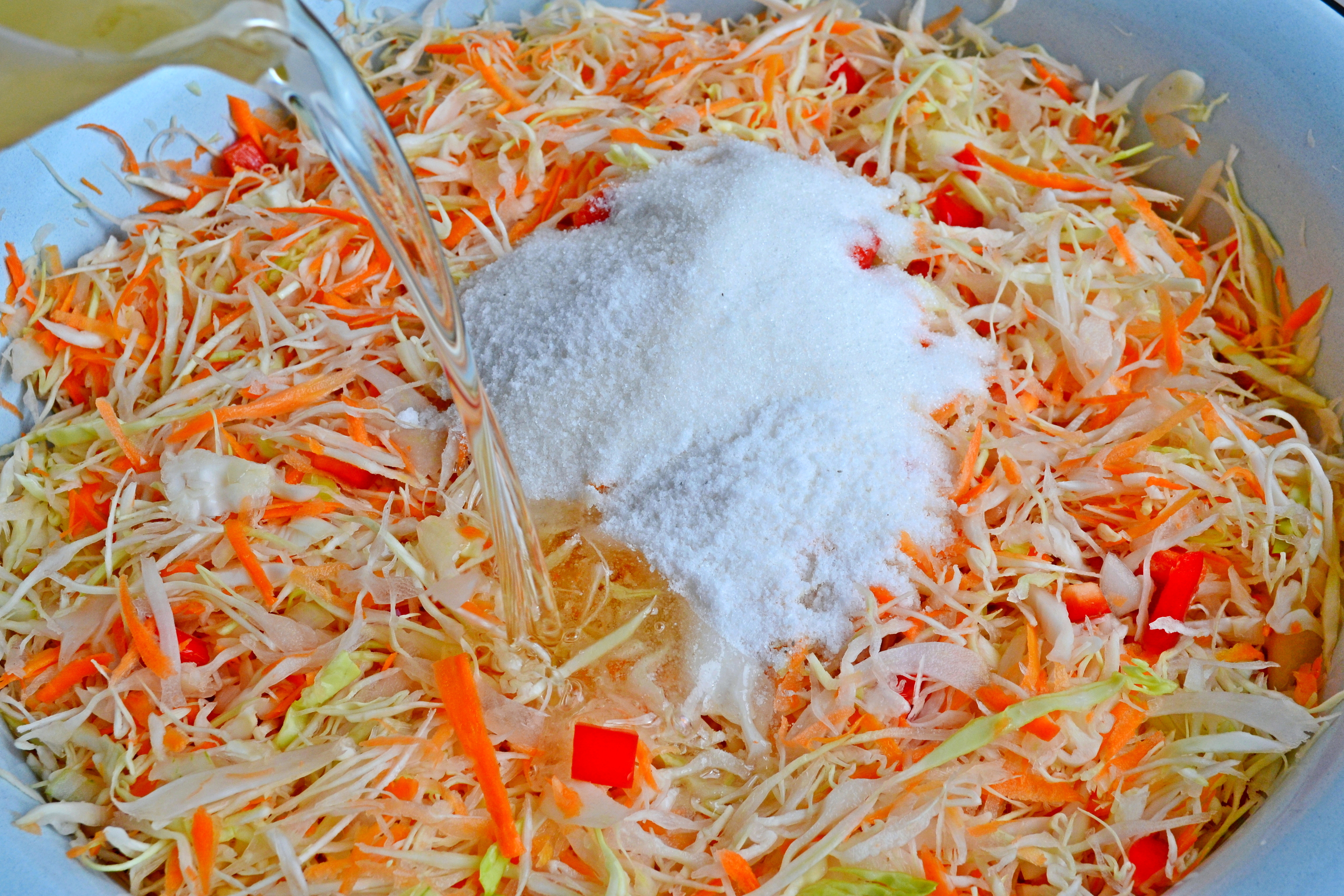 салат осенний с капустой и перцем морковью. салат из капусты с яблоком. салат осенний с капустой и перцем морковью. овощной салат на зиму. салат капуста перец морковь.