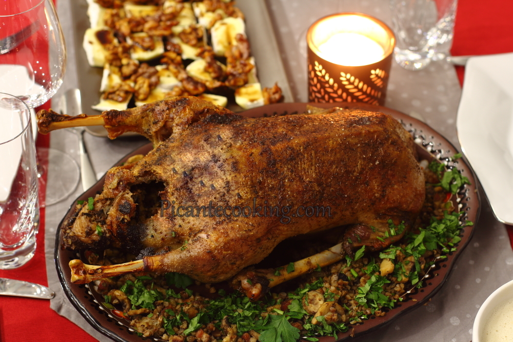 гусь запеченный в духовке с картошкой. гусь запеченный в духовке с яблоками. гусь фаршированный. гусь в духовке целиком лазерсон. гусь фаршированный капустой в духовке.