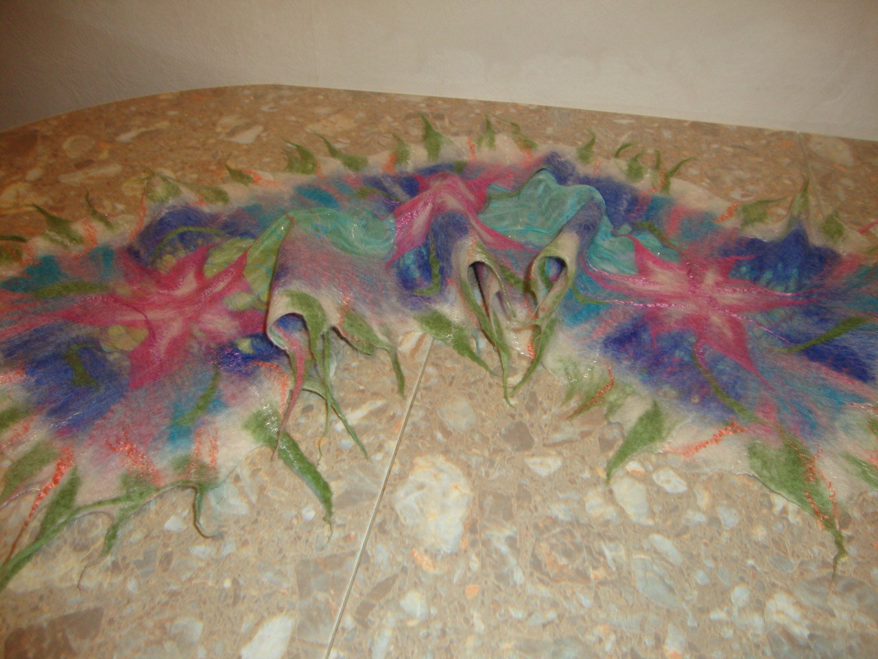 Изображение сделанное водяными красками по мокрой штукатурке. Фотофон рельефный. Роспись стен шпаклевкой. Архитектурная штукатурка для стен. Валик малярный тиккурила.