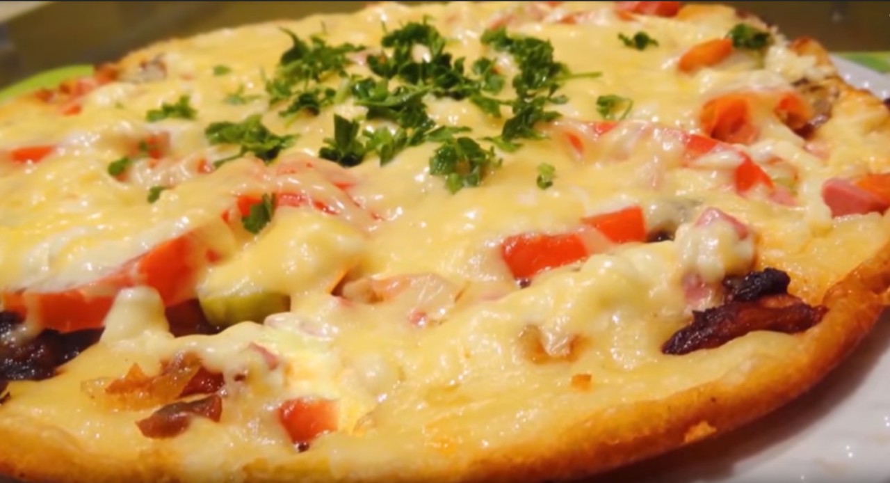 Пицца на сковороде без сметаны. Пицца домашняя. Пицца с грудинкой и помидорами. Постная пицца. Пицца домашняя мясная.
