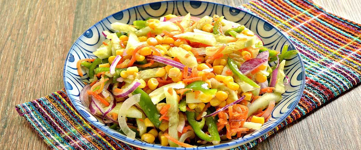 Свежий салат с кукурузой и болгарским перцем • Рецепт