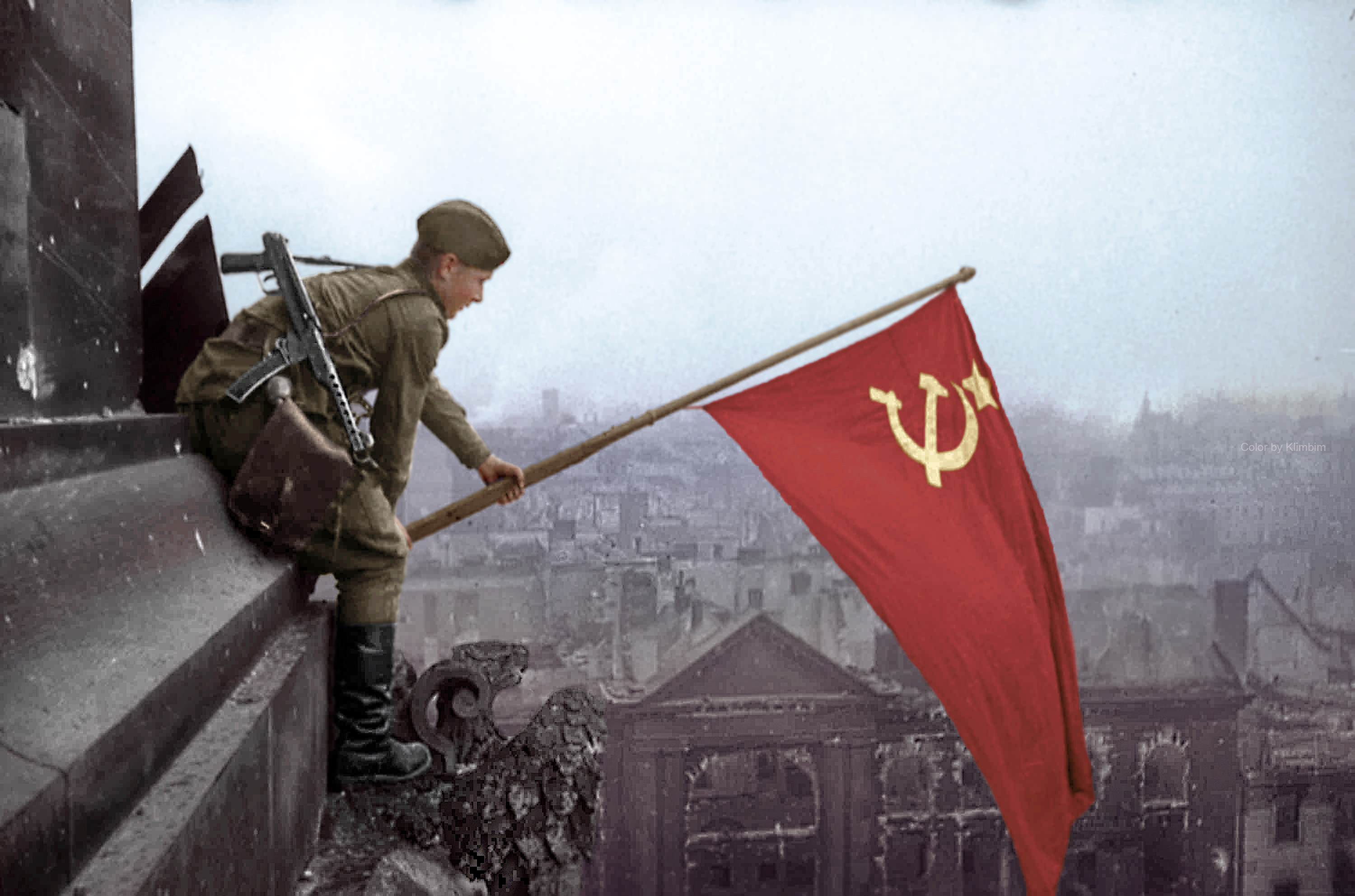 9 мая будет ссср. Рейхстаг 1945 Знамя Победы. Знамя Победы над Рейхстагом в Берлине. Красное Знамя на Рейхстаге. Штурм Рейхстага Знамя Победы.