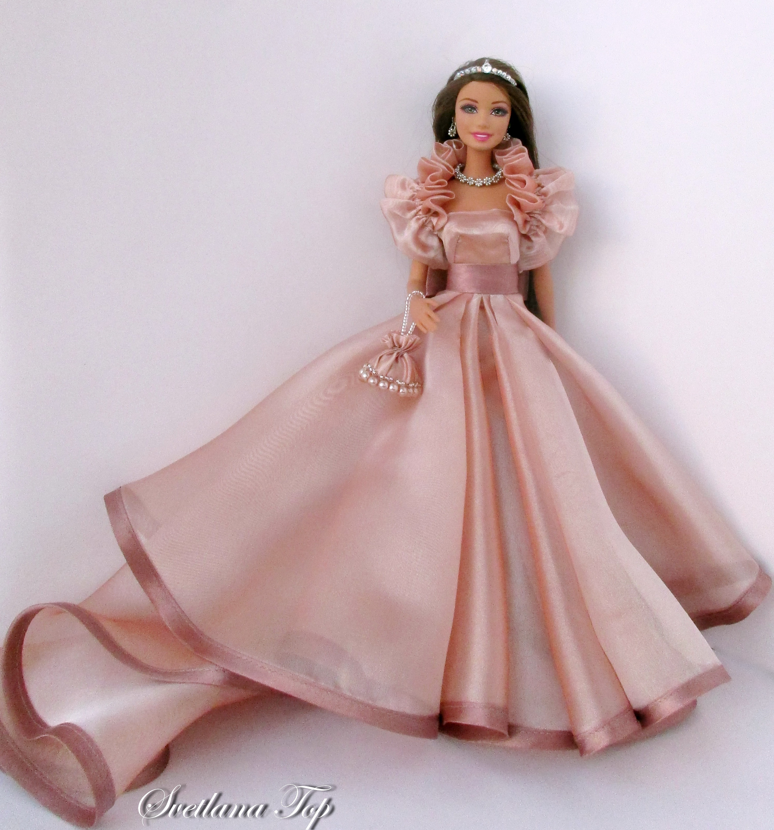 Платье для куколки. Платье для Барби. Красивые кукольные платья. Платье для куклы Барби. Наряды для кукол эксклюзивные.
