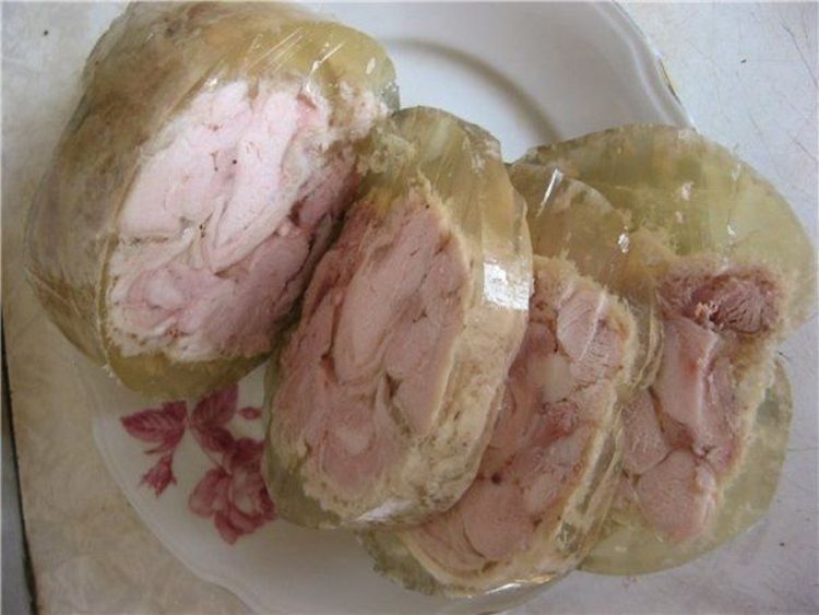 Рулька свиная ветчина в бутылке. Мясной рулет в желе. Колбаса рулет из курицы. Куриный рулет в коробке. Заливные рулетики из курицы.
