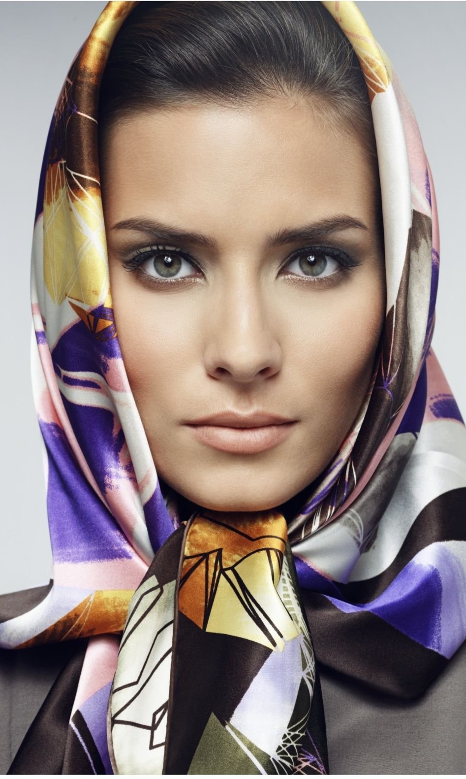 Образцы платков. Платок на голову. Шелковый платок на голову. Женщина в платке. Платки на голову для женщин.