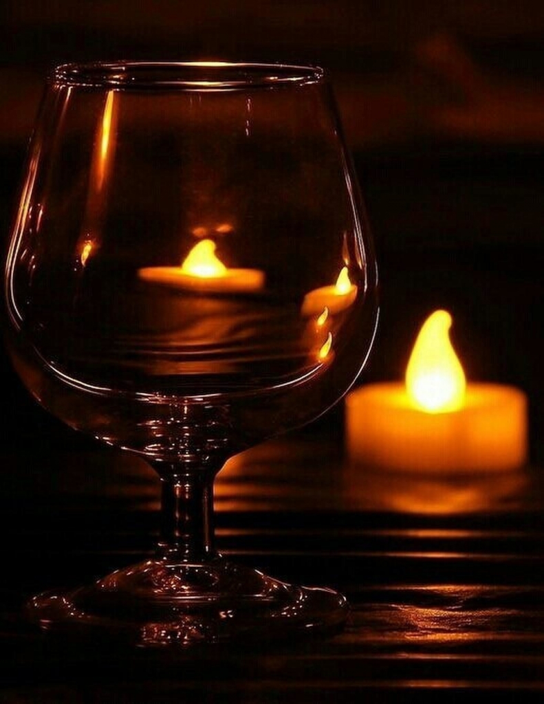 Вечер 2 капли. Свеча в бокале. Бокал вина и свечи. Свечи и коньяк. Огонь в бокале.