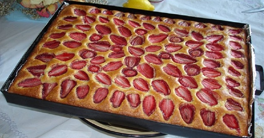 Домашний пирог с клубникой