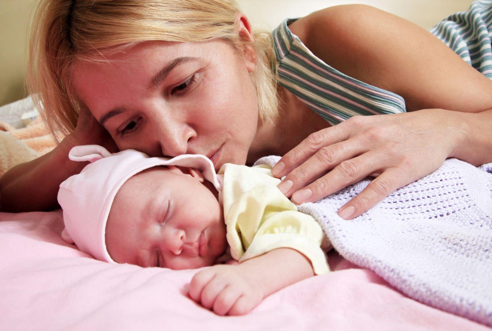 Можно детей будить. Как разбудить новорожденного ребенка. Как будить новорожденного. Как разбудить новорожденного ребенка для кормления. Как разбудить грудничка.