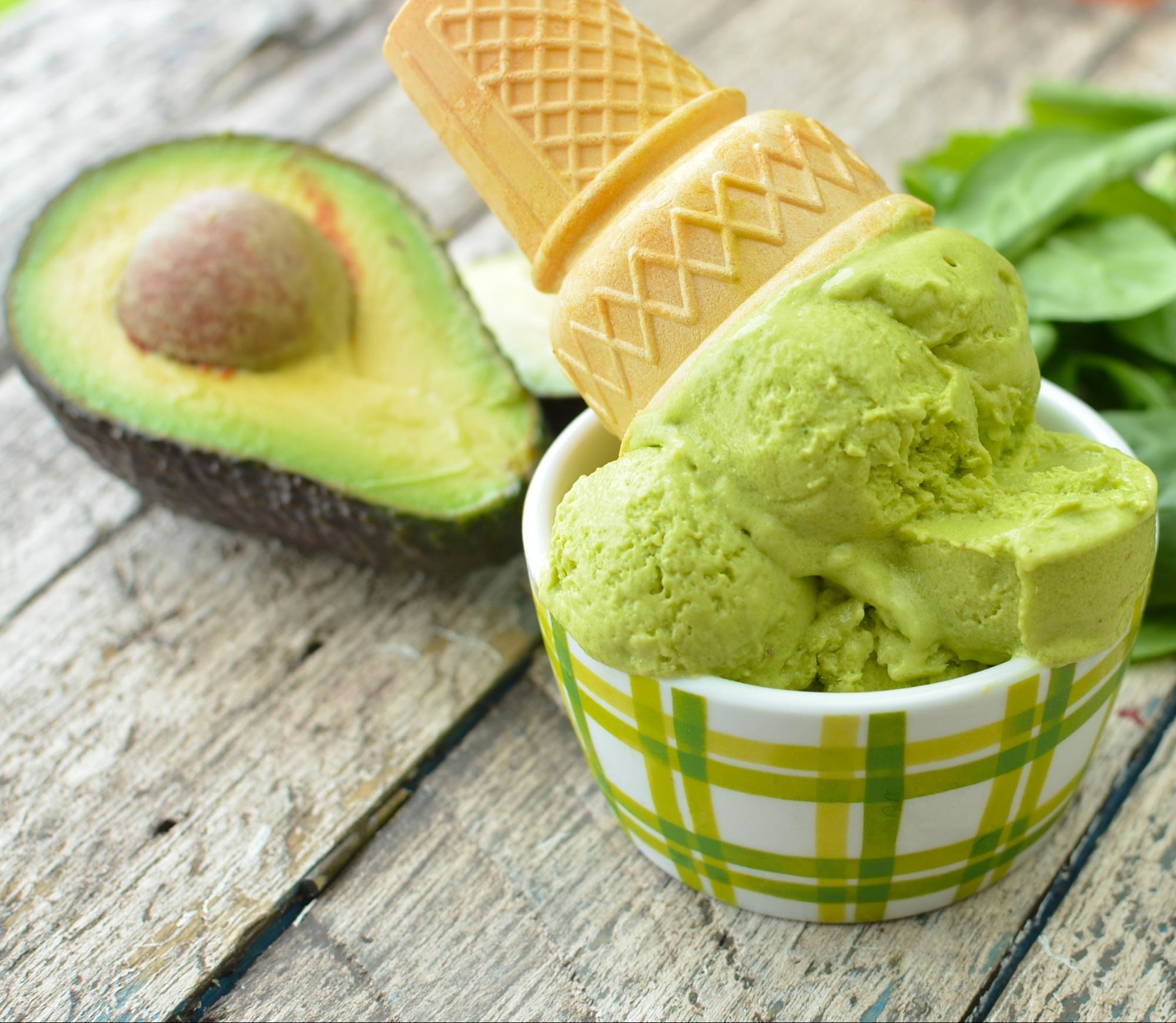 кето десерт с авокадо. мороженое из авокадо. мороженое из авокадо. десертный крем из авокадо. джелато из авокадо.
