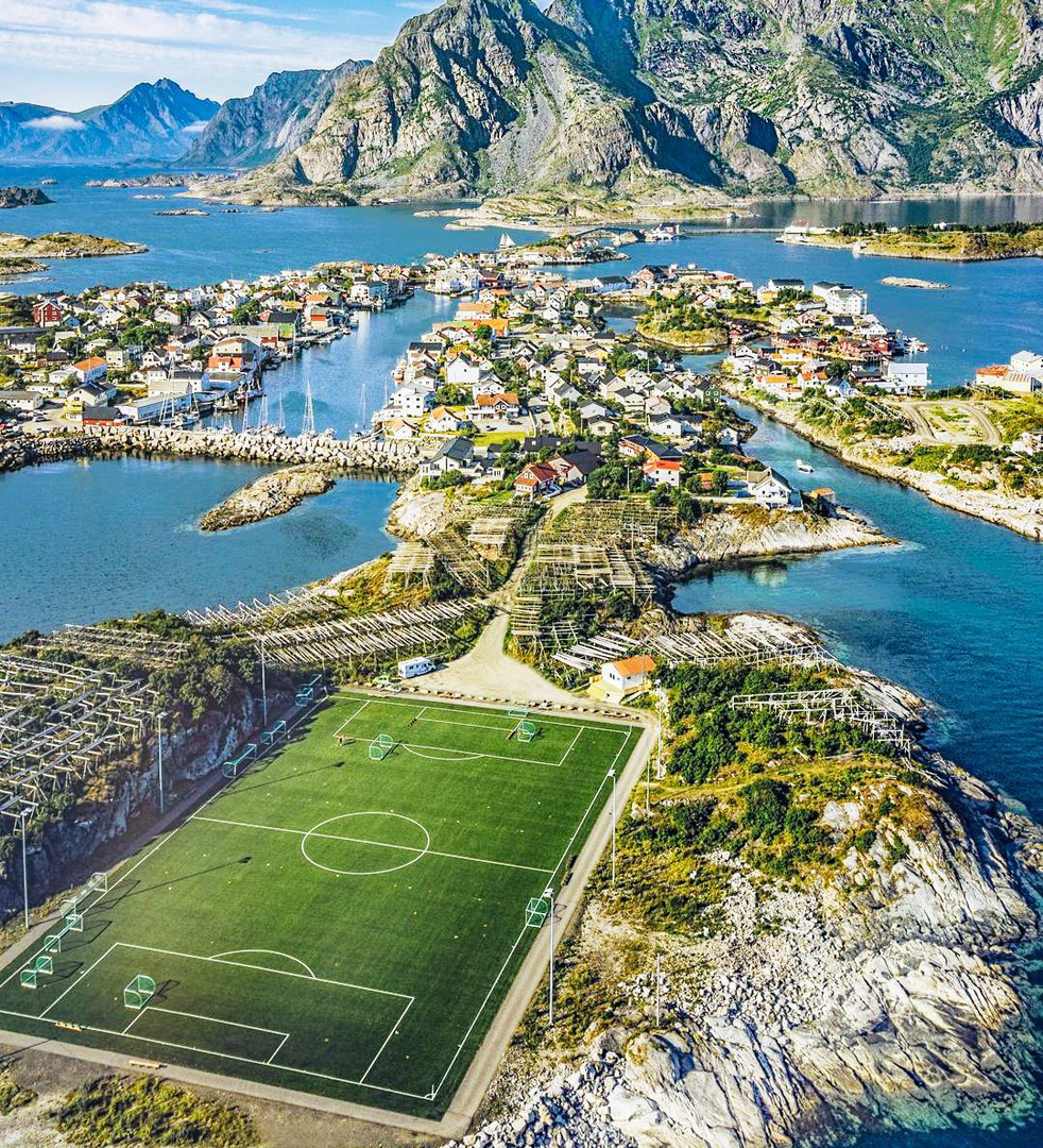 Стадион на острове. Стадион Хеннингсвер, Норвегия. Лофотенские острова стадион. Футбольное поле в Хеннингсвер. Хеннингсвер Норвегия футбольное поле.