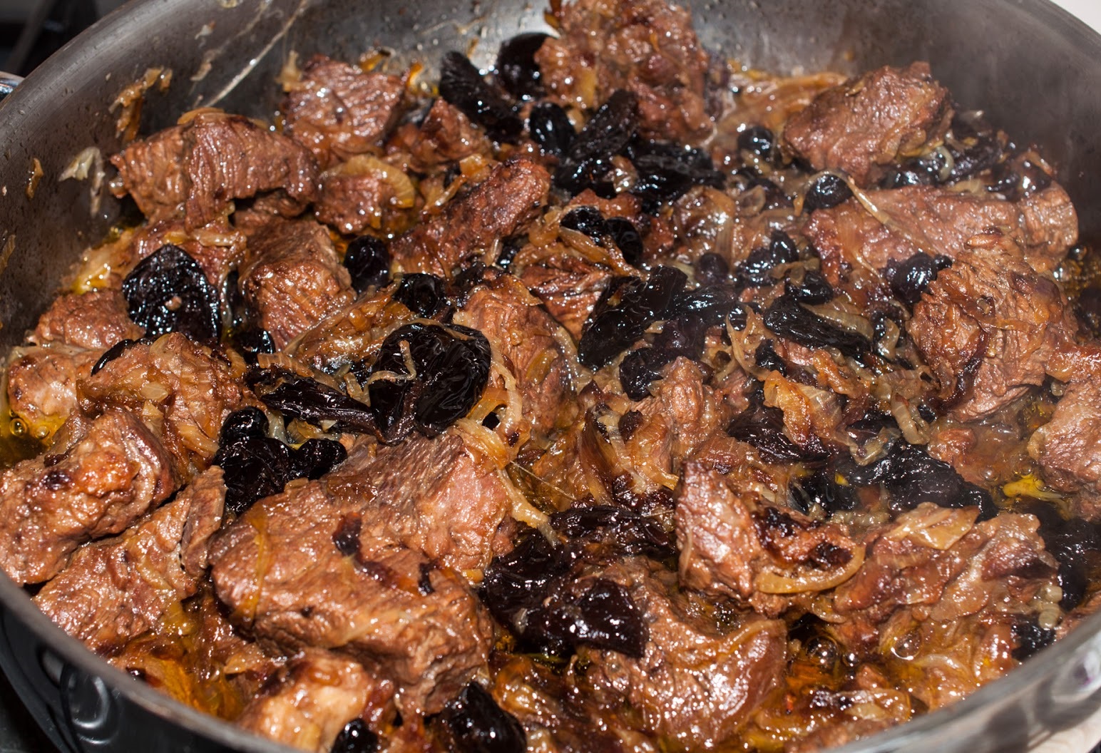 Рецепт говядины с черносливом на сковороде