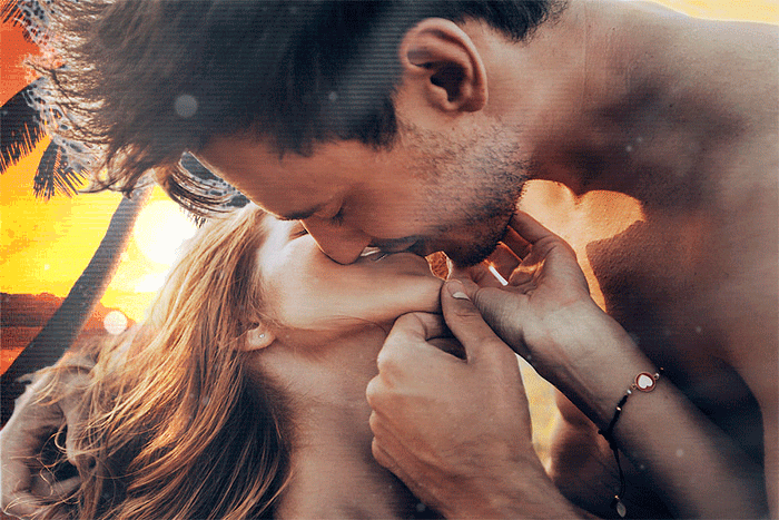 Мужчины страстно целуются. Страстный поцелуй. Нежная любовь. В нежных объятьях. Красивый поцелуй.