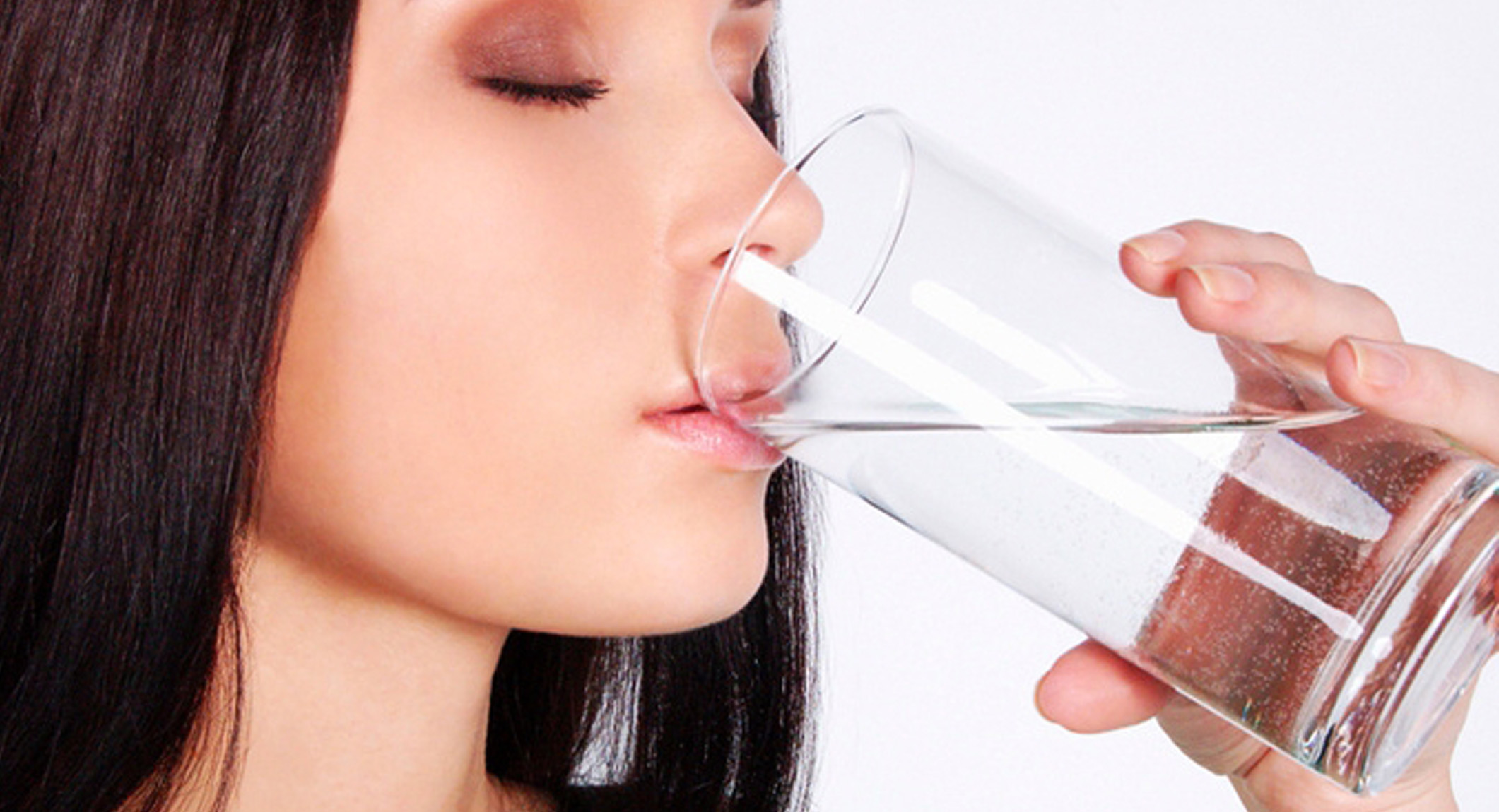 Запивать масло водой. Девушка пьет воду. Девушка со стаканом воды. Девушка пьет воду из стакана. Девушка пьющая воду.