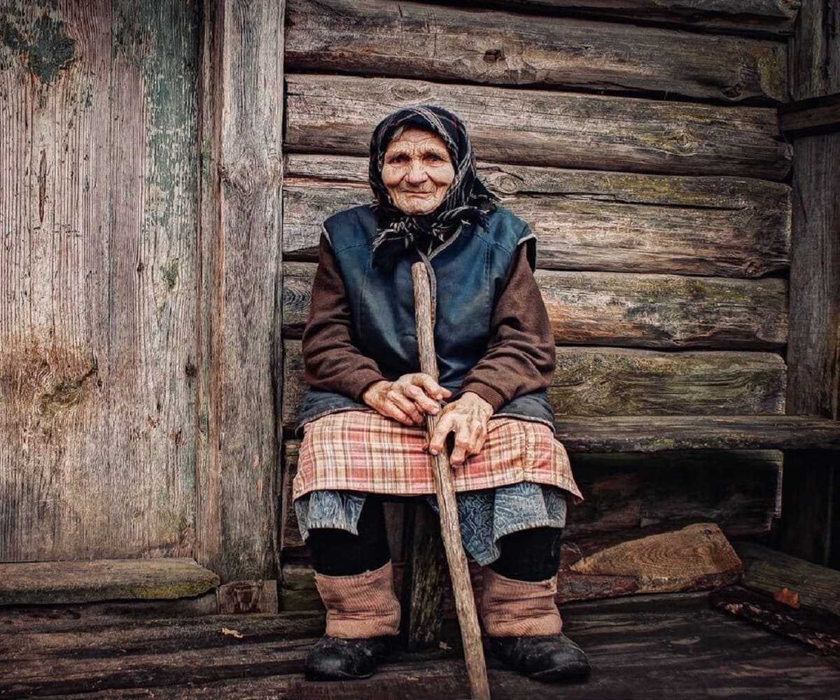 Две деревенские бабушки. Старушка радуется. Деревенская старушка. Житниково. Милые бабушки.