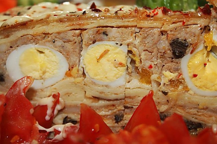 Курица фаршированная блинами и ветчиной