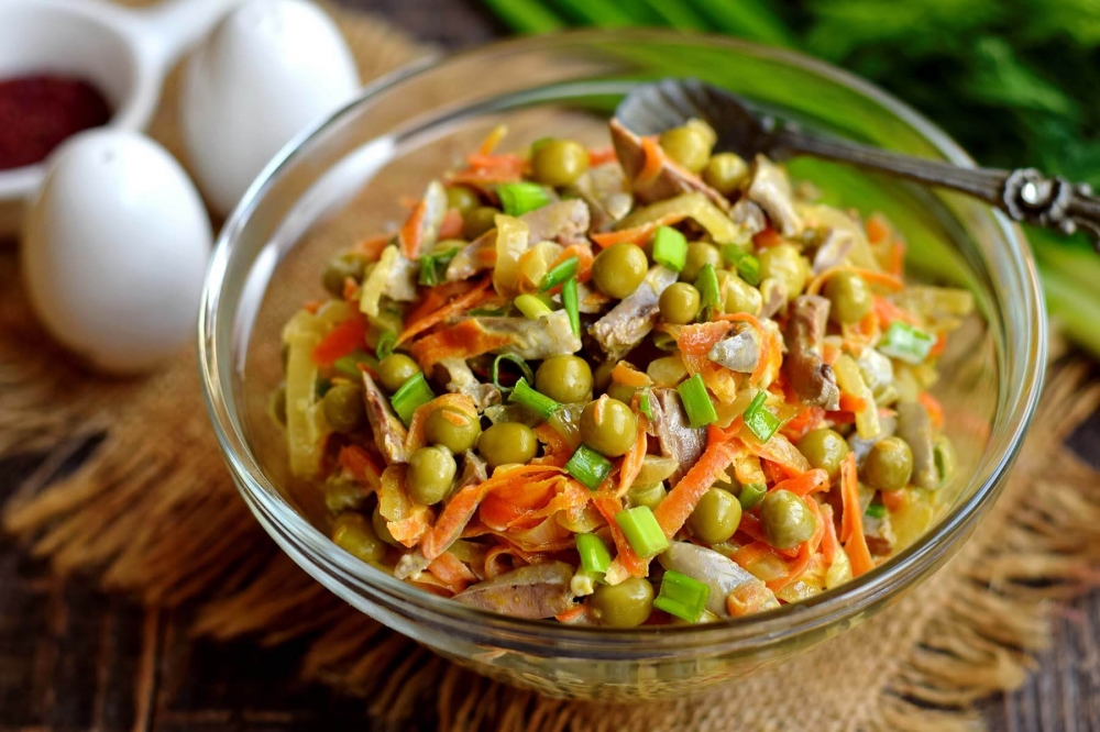 сердце из горошин. куриные сердечки с зеленым горошком. украшение салата зеленым горошком. горох в форме сердца. сердце с зеленым горошком.