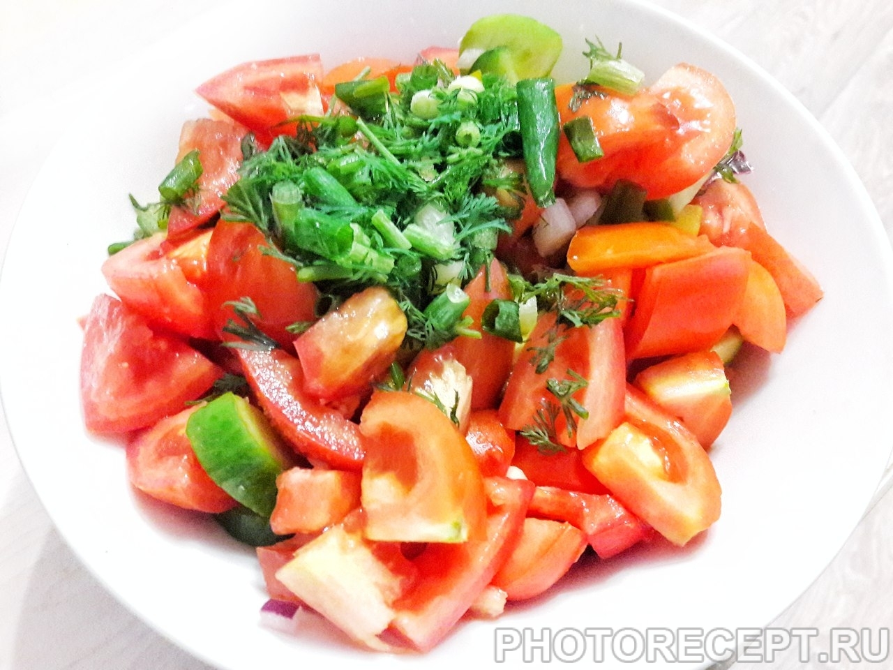 Салат из овощей помидоры огурцы перец