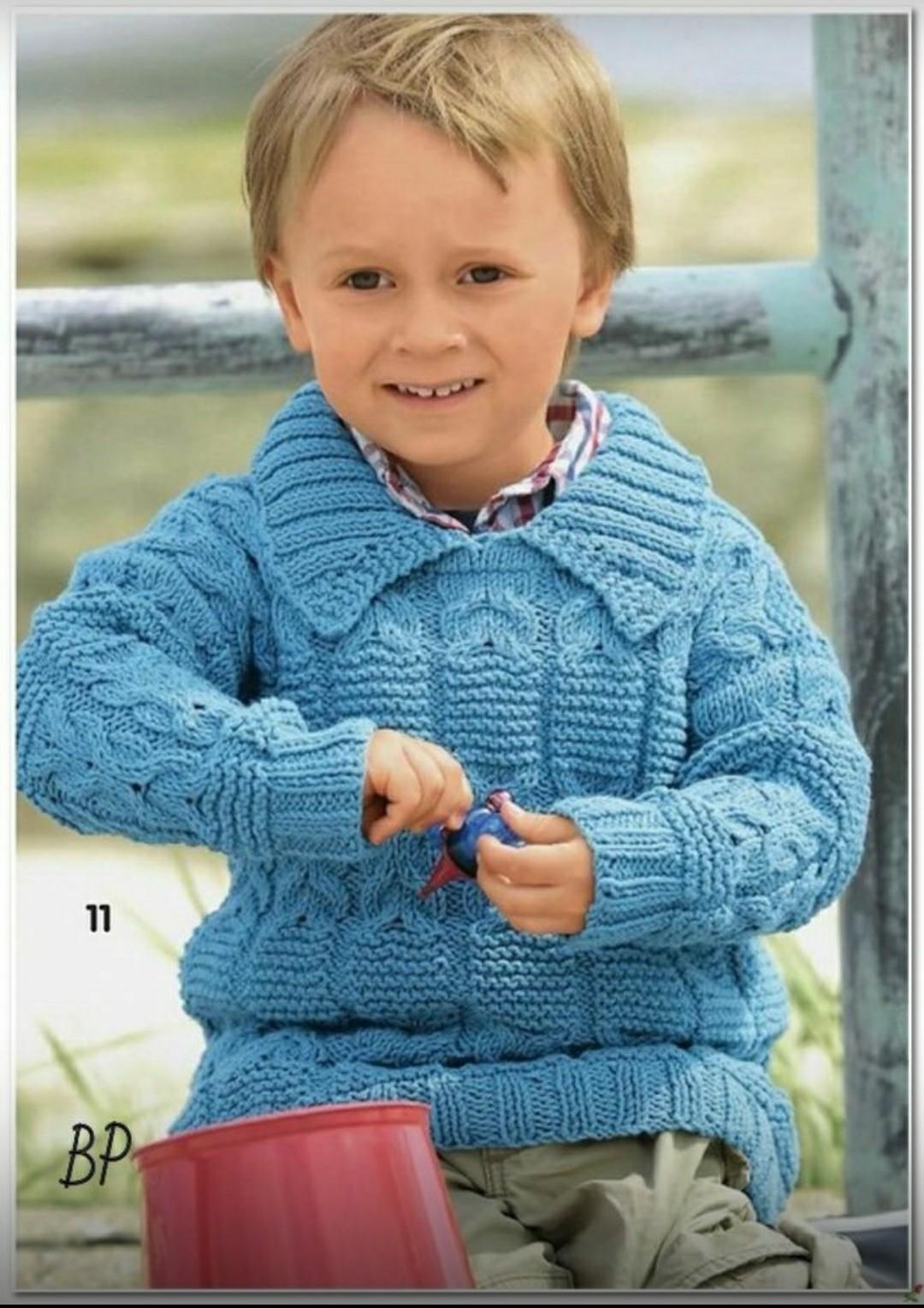 Вязание кофты мальчику. Вязаный свитер для мальчика. Вязаные кафтыдля мальчиков. Джемпер для мальчика спицами. Детская вязаная кофта для мальчика.