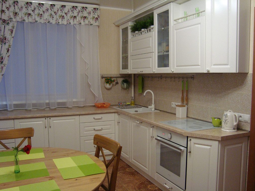 Кухни реальный ремонт. Кухни в реальных квартирах. Простая кухня в квартире. Дизайн кухни 9 м. Интерьер кухни 9 кв метров.