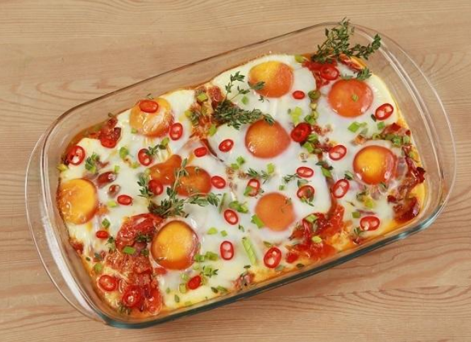Яйцо с колбаской. Яйца с помидорами. Красивая яичница с колбасой и помидорами. Завтрак яйцо сыр колбаса помидор. Завтрак яичница с колбасой и помидорами.