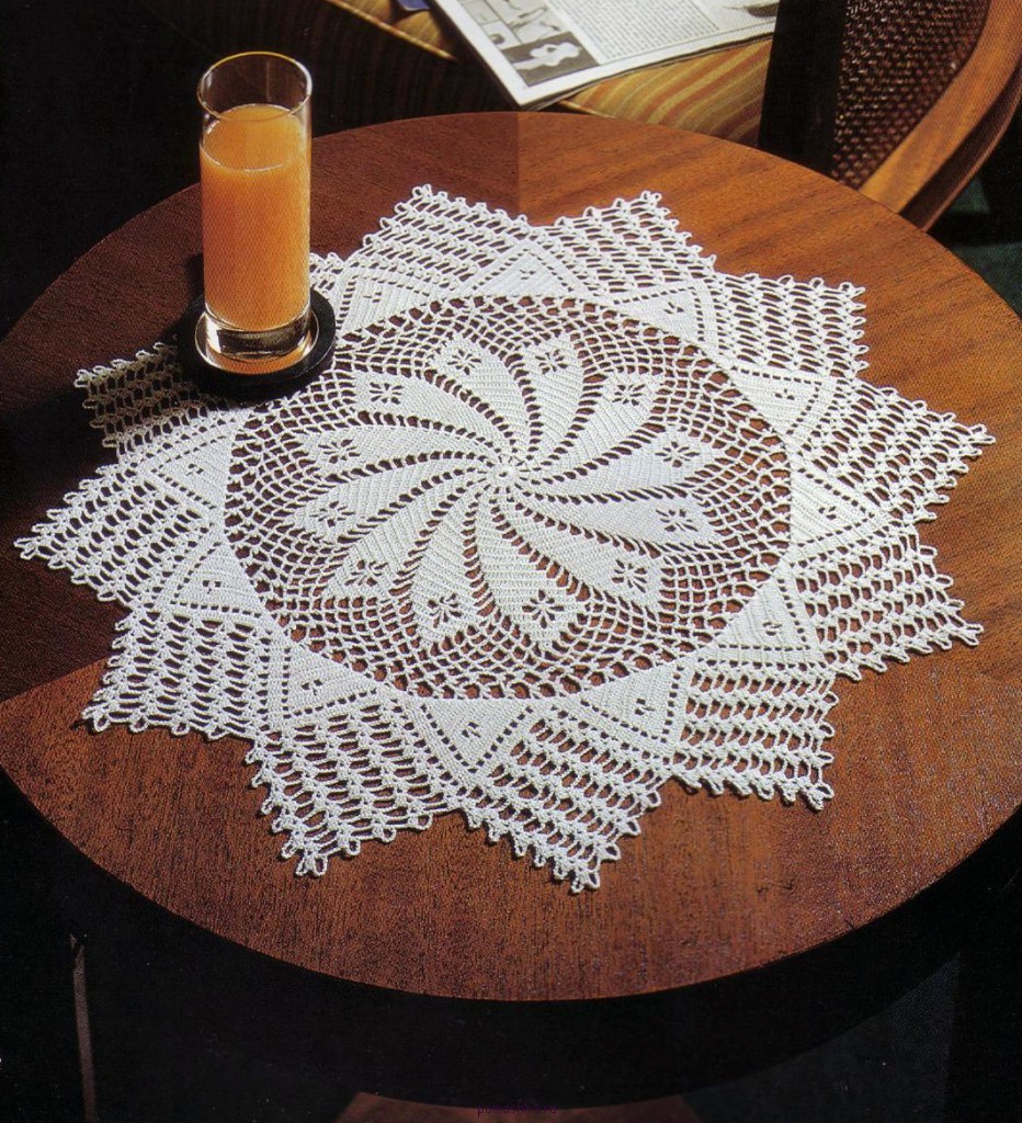 скатерть крючком. салфетки под тарелки. салфетки на стол. вязание салфеток на стол. салфетка связанная крючком.