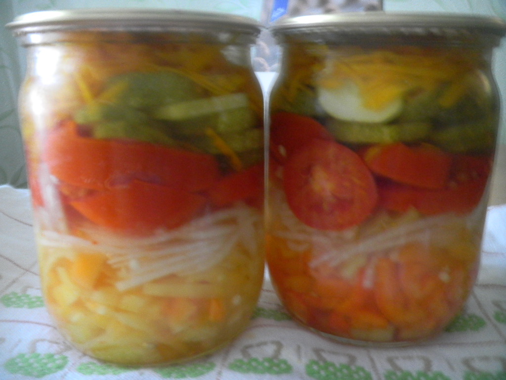 Салат на зиму слоями. Салат на зиму ассорти слоями. Салат из огурцов и помидоров на зиму. Салат из овощей на зиму без стерилизации. Слоеный овощной салат на зиму.