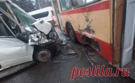 В ДТП с троллейбусом и маршруткой в Йошкар-Оле пострадали 14 человек. Утром 26 декабря в Йошкар-Оле столкнулись троллейбус и маршрутное такси, сообщает прокуратура.