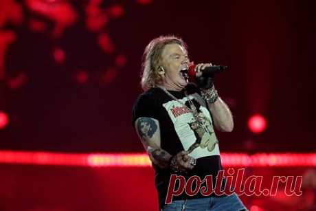 Солиста Guns N' Roses обвинили в изнасиловании 30-летней давности. Солиста Guns N' Roses Эксла Роуза обвинили в изнасиловании 30-летней давности. Американская модель по имени Шейла Кеннеди заявила, что в 1989-м подверглась насилию со стороны музыканта, с которым проводила время в отеле. По словам предполагаемой жертвы, артист предложил ей наркотики, после чего связал и изнасиловал.