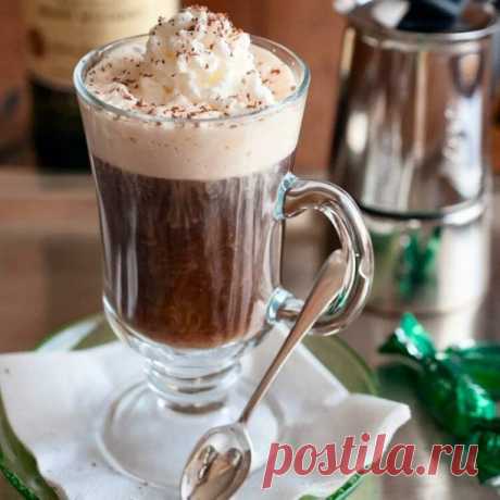 ღИрландский кофе (Irish coffee)
Айриш кофе (кофе по-ирландски) – это крепкий чёрный кофе с сахаром, щедро сдобренный ирландским виски и увенчанный слоем снежно-белых, слегка взбитых сливок. Напиток настолько популярен, что его классический рецепт зарегистрирован Международной ассоциацией барменов (IBA).