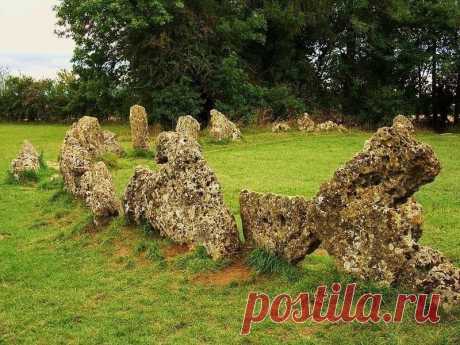 Роллрайтские камни | Журнал "JK" Джей Кей Роллрайтские камни — одно из самых знаменитых мегалитических сооружений подобного рода на Британских островах. Они находятся на меловом холме, к северу от Чиппинг-Нортон, в графстве Оксфордшир. Полагают, что по возрасту они древнее Стоунхенджа. Название «Роллрайт» в переводе означает нечто вроде «неваляшки», то есть снова принимающие вертикальное положение, но происходит оно на самом деле от названий соседних