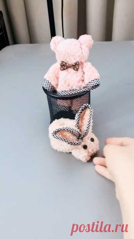 You can easily make a cute bunny from a piece of washcloth/towel. Simple and easy to DIY Easter table decoration. Make sure not to have two of these Easter bunnies on the same table setting or you…