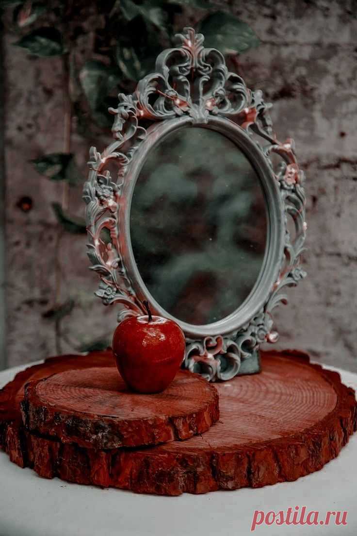 Самостоятельный приворот на яблоко 🍎
Про такой приворот на еду уже писала, правда, тут еда в конечном итоге выступает в качестве приворотного талисмана. При желании, вы можете посмотреть оба ритуала и выбрать, какой больше подойдет и заинтересует, а, может, и оба применить.